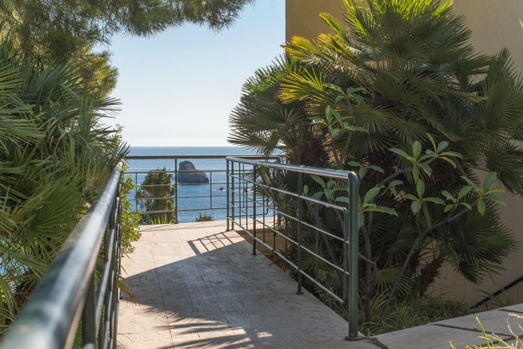 Seaside Villa Capo Zaf­ferano