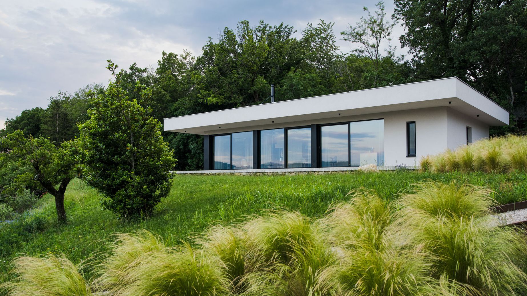kon­jiček – house above the valley