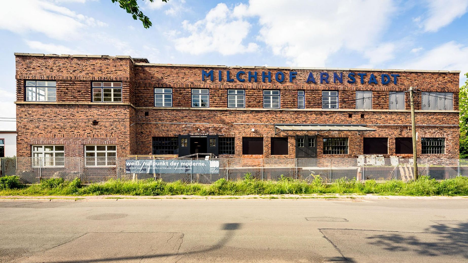 Milchhof Arn­stadt – archi­tecture kissed awake