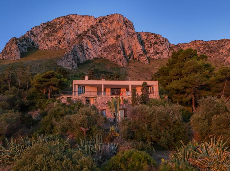 Seaside Villa Capo Zaf­ferano