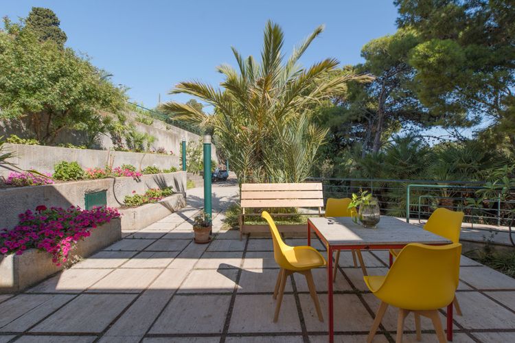 Seaside Villa Capo Zaf­ferano