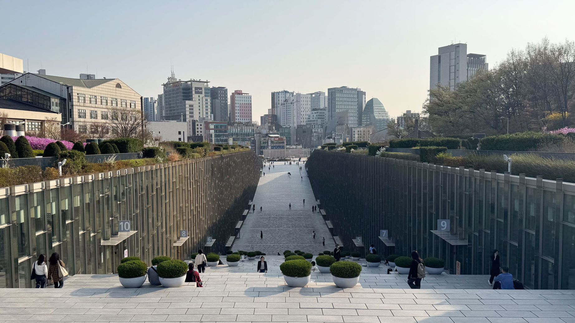 When Archi­tecture Becomes an Invi­tation: Seoul
