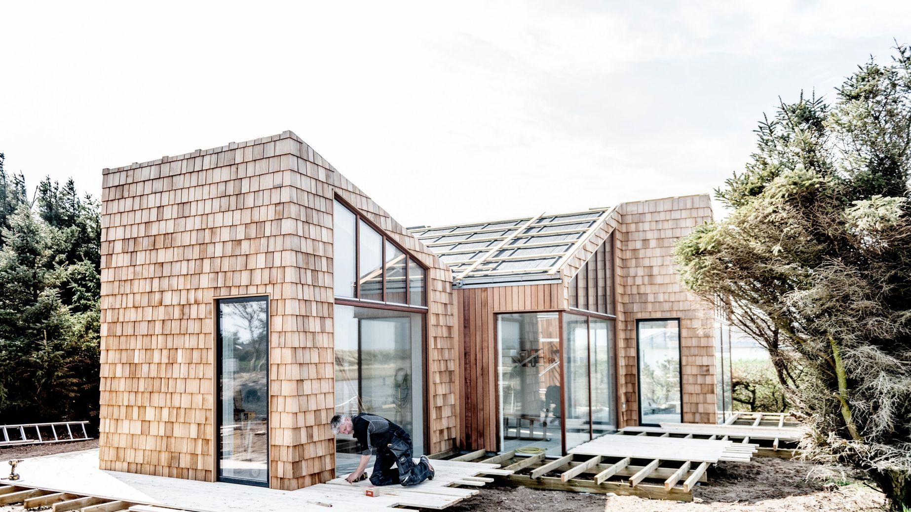 Recharge House: Bauen & Wohnen mit der all­ge­gen­wär­tigen Sicht in die Natur