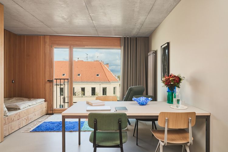 Publix Guest­house