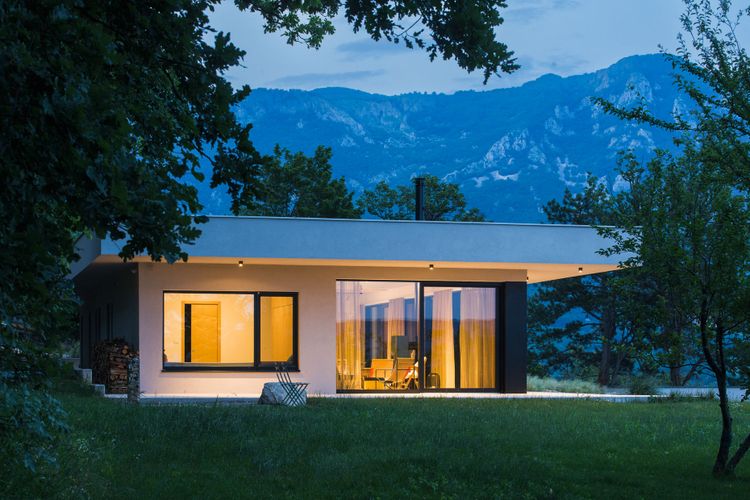 kon­jiček – house above the valley