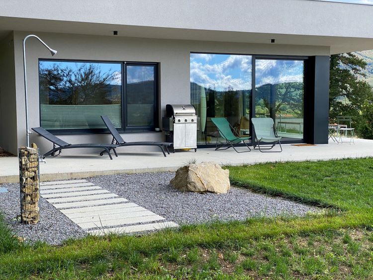 kon­jiček – house above the valley