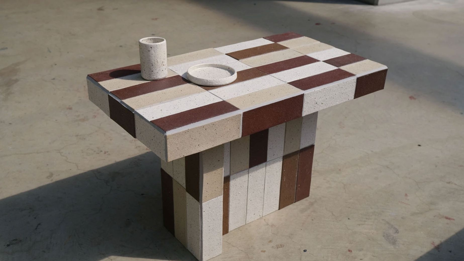 Design­ob­jekte aus Scherben und Asche
