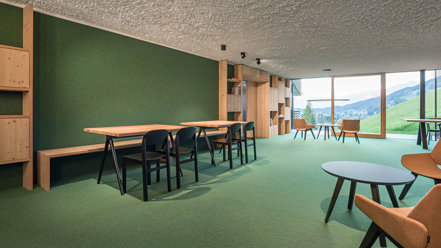 Salon Para­mount