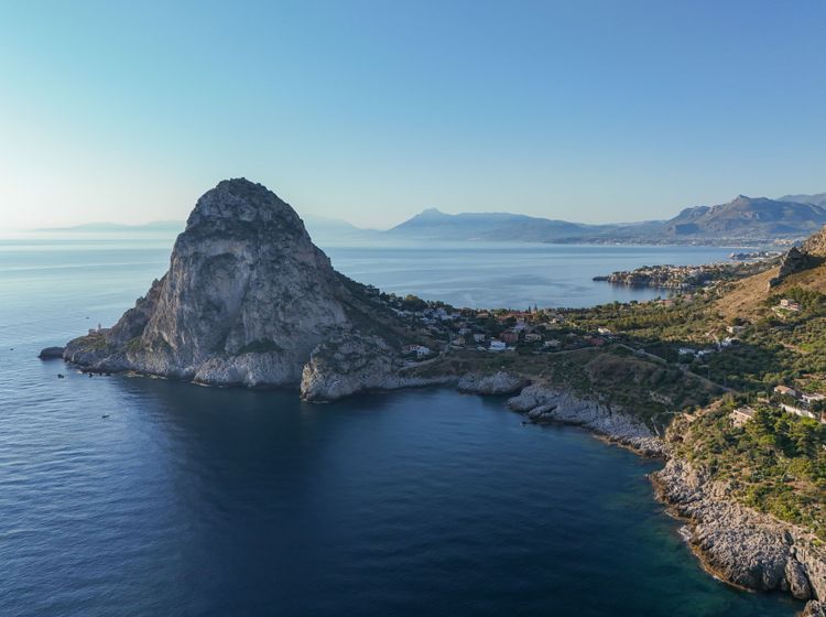 Seaside Villa Capo Zaf­ferano