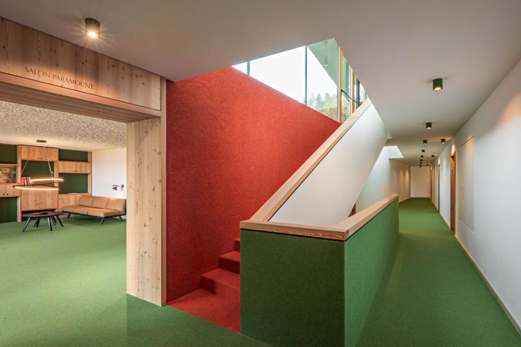 Salon Para­mount