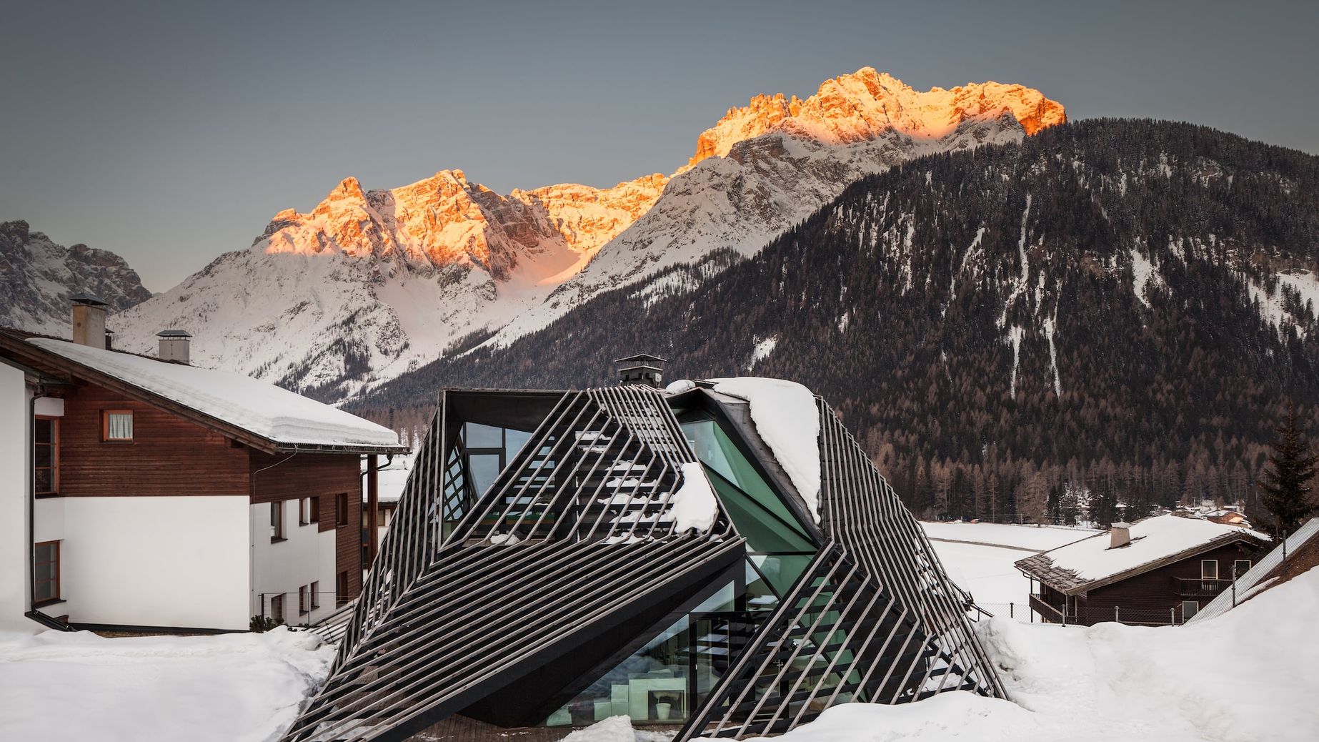 Bold evo­lution amidst glowing peaks
