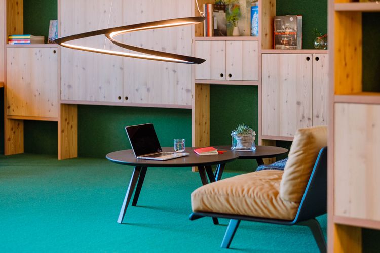 Salon Para­mount