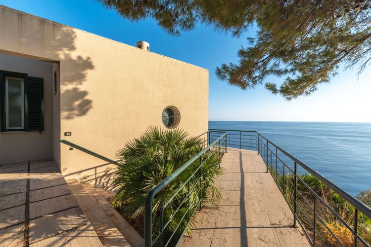 Seaside Villa Capo Zaf­ferano