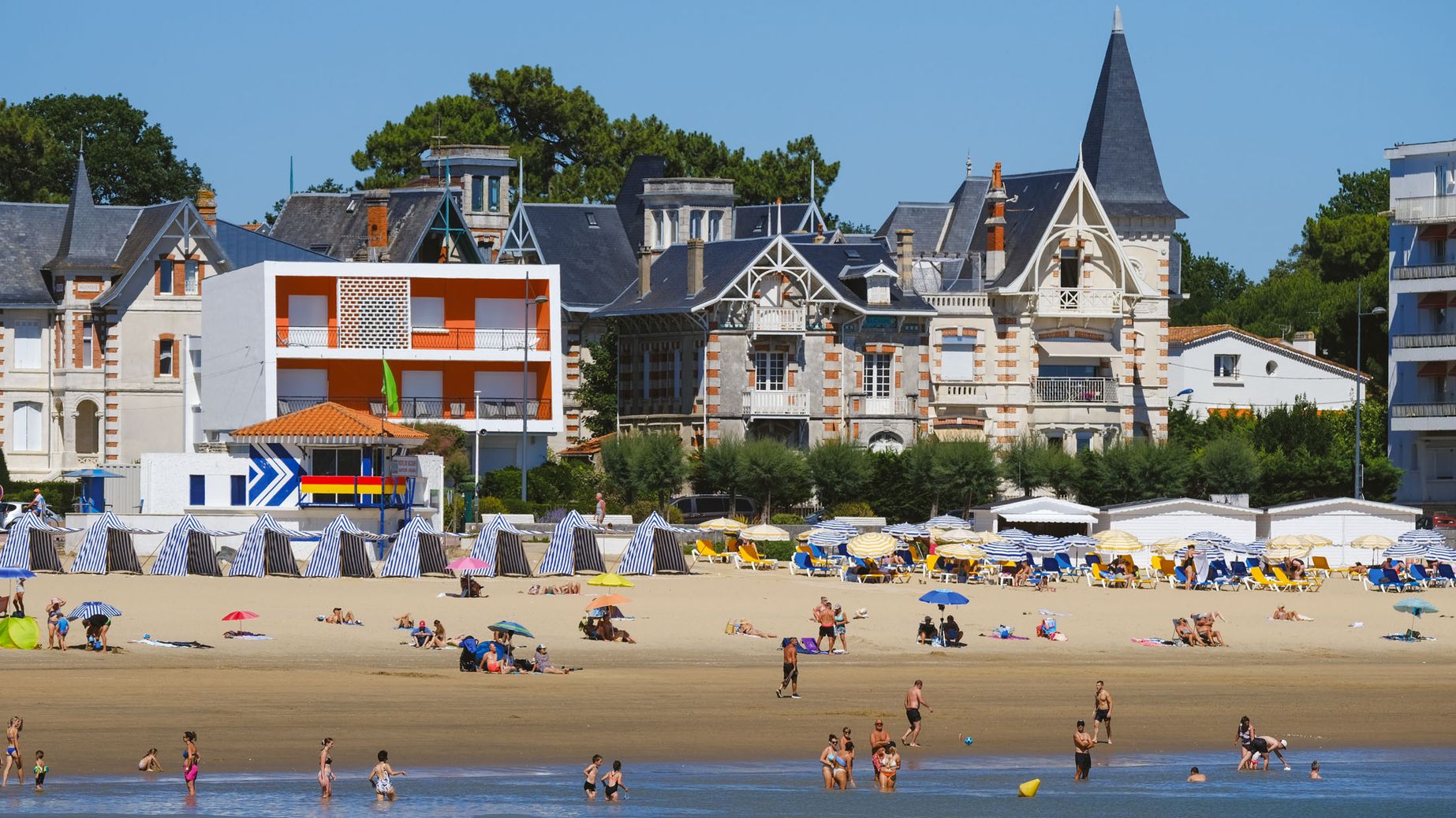 Tro­pi­calised seaside modernism – built to last for gene­ra­tions!