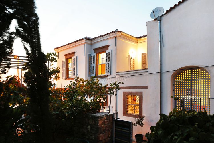 Mer­di­venli Ev (Manzara Ayvalik)